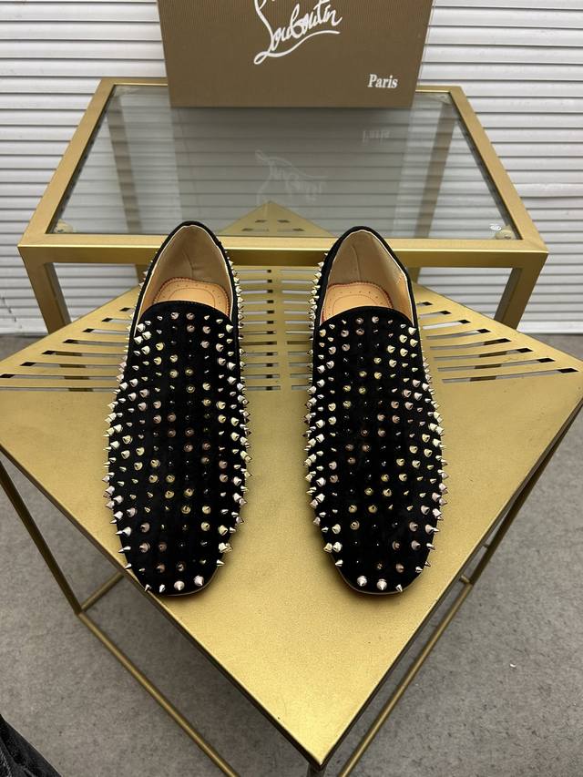 定做款 出厂价 。Christian Louboutin Cl红底鞋 专柜系列，情侣休闲板鞋 独家热款发布活动乳胶垫脚成品大底车线女35-40#男38#-46,